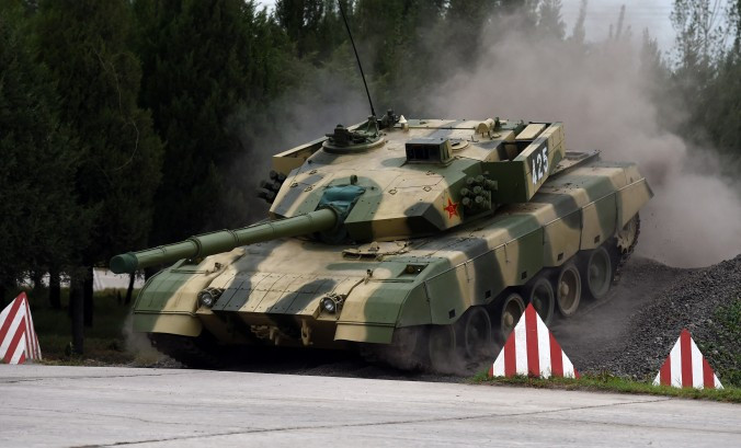 Um tanque chinês ultrapassa um obstáculo numa demonstração na Academia de Engenharia das Forças Armadas Blindadas do Exército de Libertação Popular, em Pequim, em 22 de julho de 2014 (GREG BAKER/AFP/Getty Images)