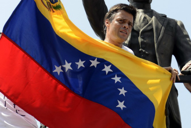 Leopoldo López participa de um protesto em Caracas, Venezuela, em 18 de fevereiro de 2014 (LEO RAMIREZ/AFP/Getty Images)