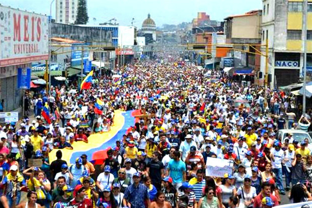 Manifestantes se concentram no Obelisco de San Cristobal (Reprodução)