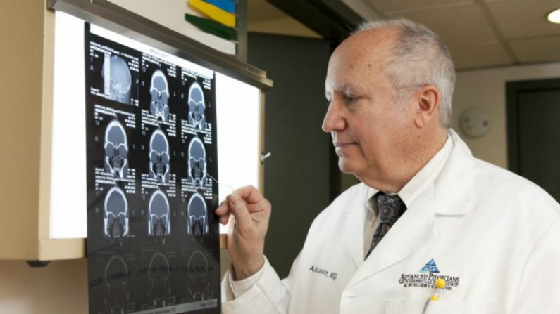 O Dr. Levin observa as imagens para diagnosticar e tratar quadros de sinusite (SamiraBouaou-9333)
