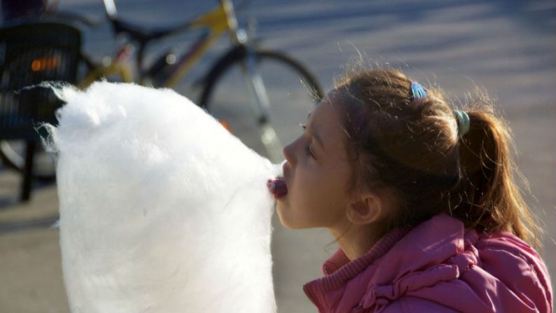 O consumo de doces e de açucar é uma das causas da queda da imunidade e da rinite alérgica [Alex yosifov (originally posted to Flickr as candy girl)/Wikimedia Commons]
