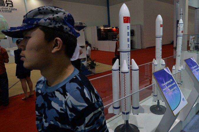 O regime chinês está testando armas que podem pôr em perigo satélites em todas as órbitas (Mark Ralston/AFP/Getty Images)  