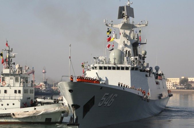 A fragata de mísseis chinesa, Yancheng, é mostrada em 30 de novembro de 2013, em Qingdao, China, antes de sua ida ao Golfo de Aden. O regime chinês vai manter vários navios de guerra no Golfo de Aden. (STR / AFP / Getty Images)