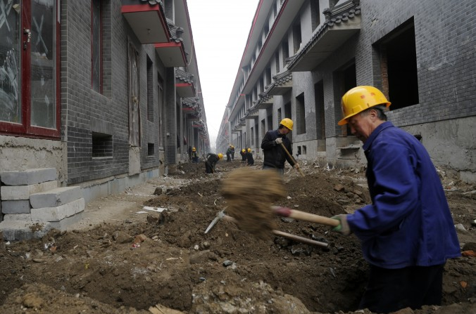 Trabalhadores num canteiro de obras em Pequim (Goh Chai Hin / AFP / Getty Images)