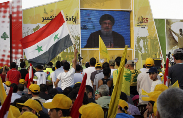 Partidários do Hezbollah libanês ouvem discurso televisionado do líder do movimento, Hassan Nasrallah, em Mashghara no Vale de Bekaa Ocidental em 25 de maio de 2013 (MAHMOUD Zayyat/AFP/Getty Images)