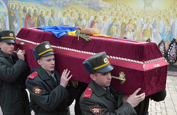 Funeral de soldado ucraniano na Catedral Mikhaylovsky em Kiev (Genya Savilov / AFP / Getty Images)