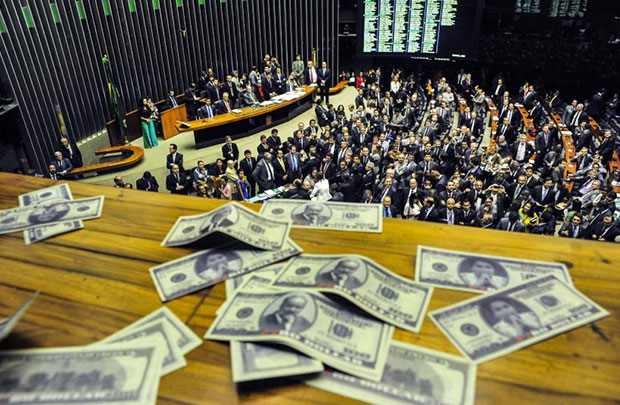 Trabalhadores fazem chuva de dinheiro com imagens de Dilma Rousseff, Lula e Vaccari em protesto a aprovação da MP 665 (EBC)