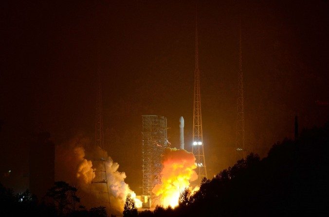 Um foguete carregando um satélite lunar é lançado a partir Centro Espacial de Xichang em 02 de dezembro de 2013, China. O regime chinês está desenvolvendo armas espaciais projetadas para destruir e desativar satélites (ChinaFotoPress / Getty Images)