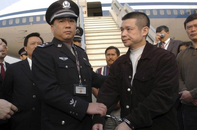 Os oficiais chineses corruptos fazem de tudo para evitarem ser capturados (AP/Xinhua, Yuan Man, File)