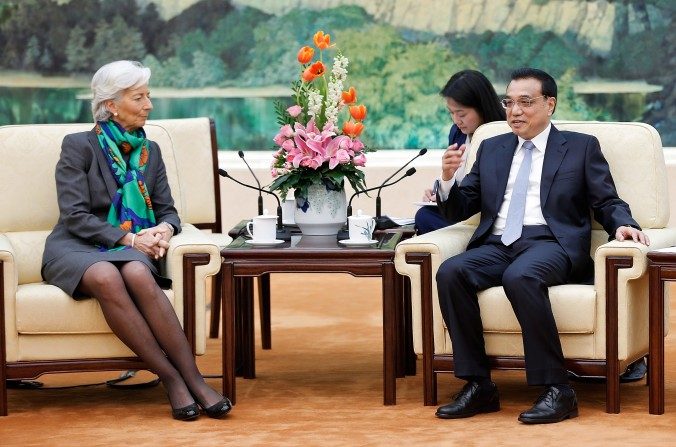 O vice-premiê Li Keqiang (D) encontra-se com Christine Lagarde (E), a diretora-gerente do Fundo Monetário Internacional (FMI), em Pequim, em março de 2015 (Lintao Zhang / Getty Images)