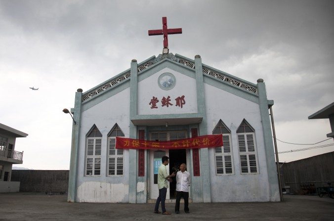 Igreja cristã Wuxi com as palavras "Igreja de Jesus" em vermelho, em Wenzhou, na província de Zhejiang. O governo de Zhejiang anunciou recentemente regras rígidas sobre cruzes de igreja (AP Photo / Didi Tang)