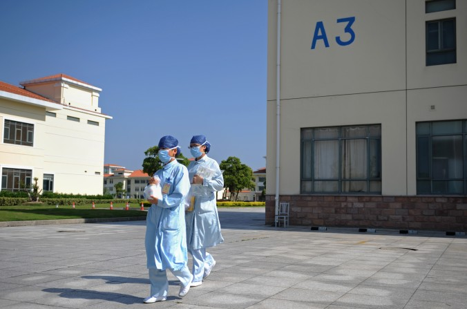 Nesta foto, tirada em 14 de maio de 2013, duas enfermeiras andam em um hospital no sudoeste de Xangai. (Peter Parks / AFP / Getty Images)