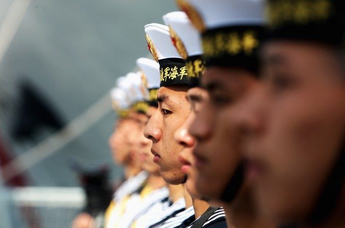 O regime chinês colocou em serviço um novo navio de guerra equipado com mísseis supersônicos (Guang Niu/Pool/Getty Images)