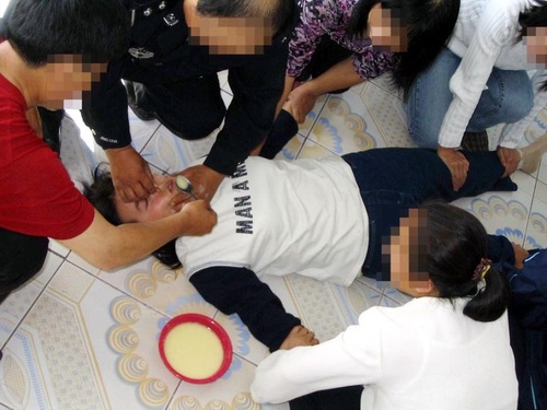 Encenação de tortura: alimentação forçada brutal (Minghui.org)