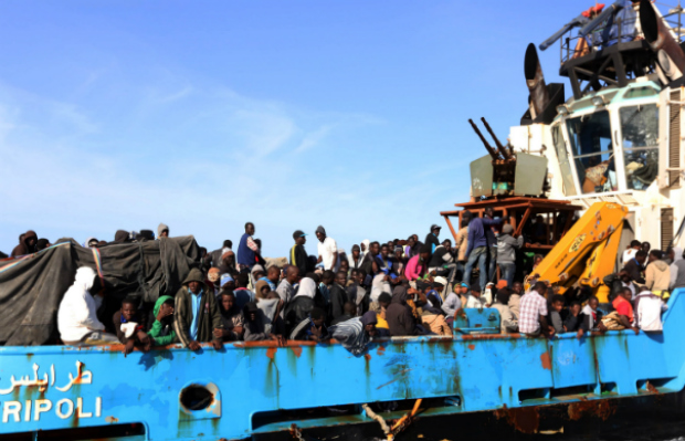 Um barco da guarda costeira da Líbia transporta cerca de 500 migrantes, em sua maioria africanos, até o porto na cidade de Misrata em 3 de maio de 2015, depois que a Guarda Costeira interceptou cinco barcos que transportavam pessoas que tentam chegar à Europa. Várias centenas de imigrantes, em sua maioria africanos, mas também incluindo muitos fugindo da guerra civil na Síria, deixam a Líbia todos os dias em barcos frágeis na esperança de conseguir fugir para a Europa (MAHMUD TURKIA/AFP/Getty Images)