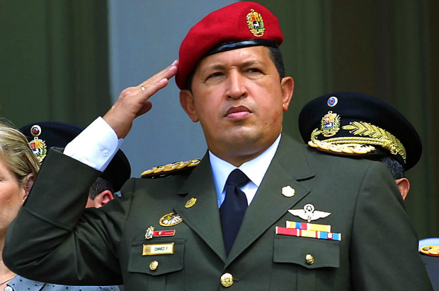 Presidente venezuelano Hugo Chávez faz saudação durante uma cerimônia em Caracas em 1º de fevereiro de 2001 em homenagem ao 184 º aniversário do nascimento do líder camponês revolucionário Ezequiel Zamora (JUAN BARRETO/AFP/Getty Images)