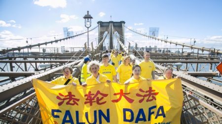 Mar de pessoas atravessa a ponte de Brooklyn pelos direitos humanos na China