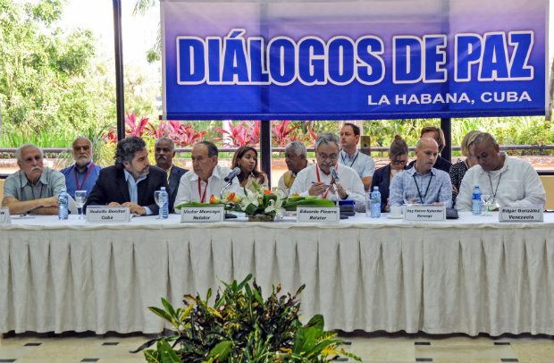 Negociadores de Cuba e da Noruega conversam durante reunião com a Comissão Histórica da Colômbia no Occidental Miramar Hotel em Havana, em 10 de fevereiro de 2015. A comissão histórica composta por acadêmicos colombianos reúne-se com a delegação do grupo guerrilheiro de esquerda FARC-EP, o governo colombiano e os negociadores para oferecer suas opiniões sobre o conflito (ADALBERTO ROQUE/AFP/Getty Images)