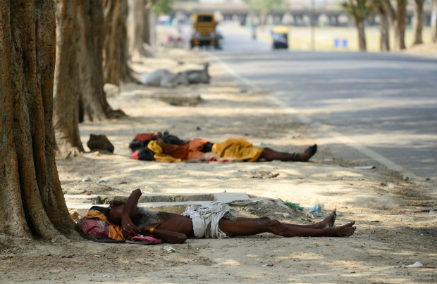 Moradores de rua na Índia descansam sob as árvores em um dia quente de verão em Allahabad em 13 de maio de 2015 (Sanjay Kanojia/AFP/Getty Images)