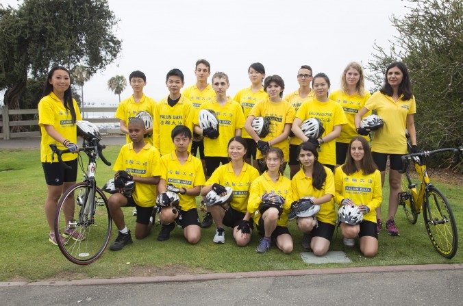 "Jovens Embaixadores [Youth Ambassadors]" de mais de 10 países posam para uma foto pouco antes do início da viagem de bicicleta, em 31/05/15. Eles são ciclistas do grupo Ride to Freedom, um grupo de 30 jovens que irá de bicicleta de Los Angeles a Washington, DC, e dai até New York, numa viagem de cerca de 5.000 quilômetros, para finalmente fazer uma campanha para ajudar cinco órfãos chineses, cujos pais foram mortos na China por causa de suas crenças religiosas.