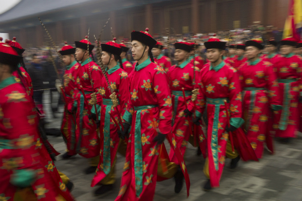 Atores chineses reencenam cerimônia tradicional da Dinastia Qing na qual os imperadores rezam para obter boa fortuna, no Templo do 

Céu, como parte das festividades do Ano Novo Lunar chinês em Pequim em 21 de fevereiro de 2015. Milhões de chineses celebraram o Ano Novo 

Lunar, que marca o início do Ano do Carneiro em 19 de fevereiro (FRED DUFOUR/AFP/Getty Images)