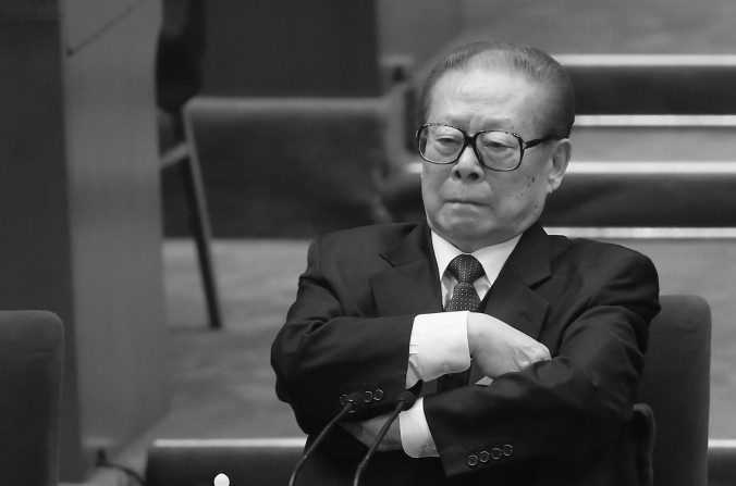 O ex-presidente da China, Jiang Zemin, assiste à sessão de encerramento do 18º Congresso Nacional do Partido Comunista da China em Pequim, em 14 de novembro de 2012 (Feng Li / Getty Images)