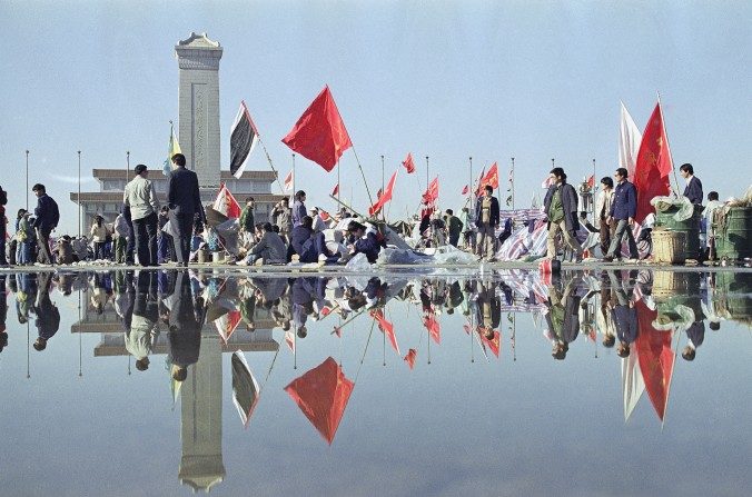 Movimento estudantil na Praça de Tiananmen refletido no chão molhado pela chuva, 24 de maio 24 de1989 (AP Photo / Mark Avery)