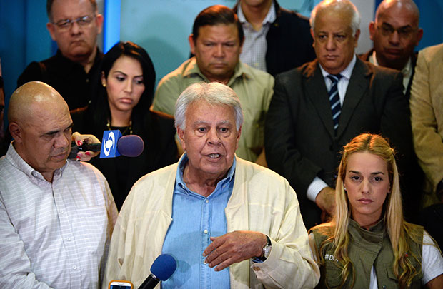 O ex-primeiro-ministro espanhol Felipe Gonzalez (E) fala com a esposa do líder da oposição venezuelana preso Leopoldo Lopez, Lilian Tintori (D), durante uma conferência de imprensa em Caracas, em 08 de junho de 2015 (Federico Parra / AFP / Getty Images)