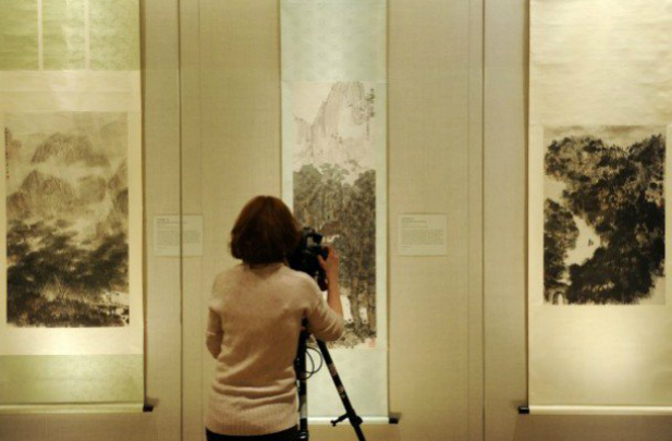 Mulher filma exposição de pintura chinesa no Museu Metropolitano de Arte em Nova York, em 20 de janeiro de 2012 (Stan Honda/AFP/Getty Images)