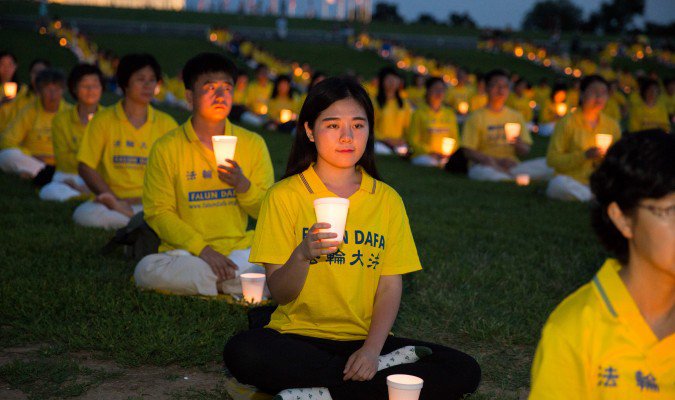 Praticantes de Falun Dafa fizeram uma vigília no 16º aniversário do início da perseguição na China, em Washington DC (Larry Dye / The Epoch Times)