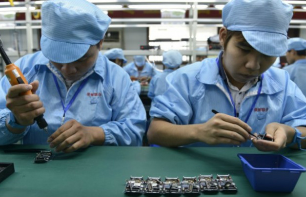 Trabalhadores chineses montam relógios inteligentes baratos em uma fábrica em Shenzhen, na província de Guangdong, sul da China, antes do lançamento do relógio da Apple em 24 de abril (STR/AFP/Getty Images)