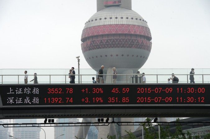 O Shanghai Composite Index (parte superior) e o Shenzhen Component Index são vistos em um viaduto de Xangai, em 9 de julho de 2015 (STR / AFP / Getty Images)