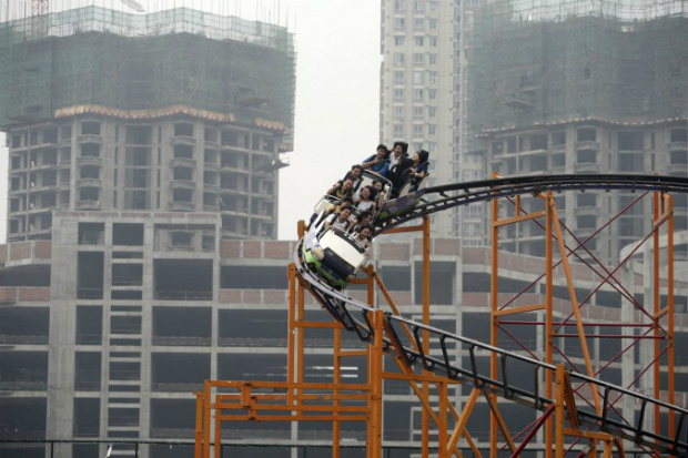 Pessoas andam de montanha-russa em Chongqing, na China, em 27 de setembro de 2006 (China Photos/Getty Images)