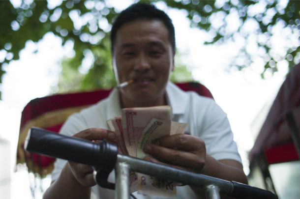 Chinês conta seu dinheiro em Pequim, em 25 de agosto de 2015 (Fred Dufour/AFP/Getty Images)