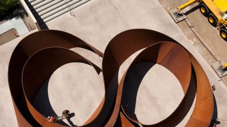 Desafiando espaço e tempo, gigantescas esculturas de Richard Serra atraem atenção mundial