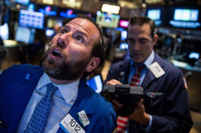 Corretores negociam na New York Stock Exchange durante a manhã de 27 de agosto de 2015, em Nova York (Andrew Burton / Getty Images)