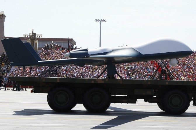 Um zangão militar chinês é apresentado durante uma parada militar na Praça de Tiananmen em Pequim, em 03 de setembro de 2015 (ROLEX DELA PENA / AFP / Getty Images)