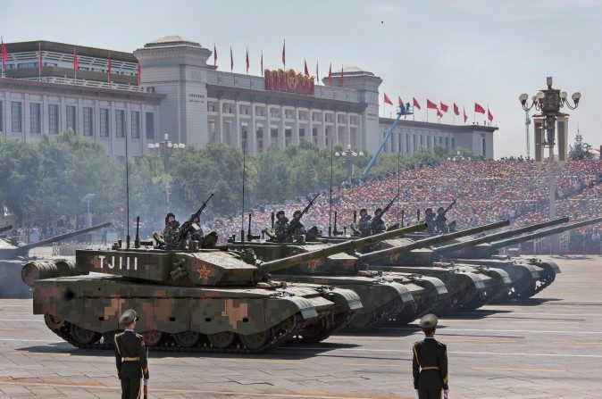 Tanques chineses passam em frente à Praça de Tiananmen durante uma parada militar em Pequim, no dia 03 de setembro de 2015 (Kevin Frayer / Getty Images)