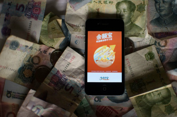 Yuebao, um produto de investimento da plataforma de pagamentos online do Alibaba, Alipay, é exibido em um smartphone em Xangai, em 13 de julho de 2014 (Johannes Eisele/AFP/Getty Images)