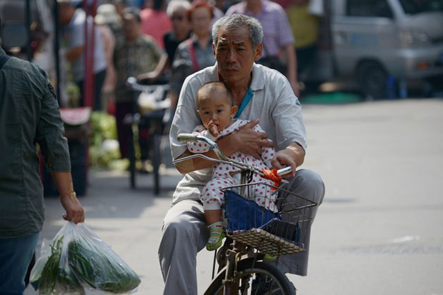 Idoso segurando bebê em Pequim (Wang Zhao / AFP / Getty Images)