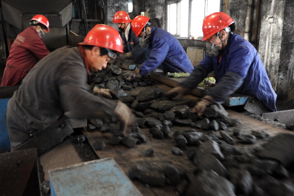 Trabalhadores em uma mina de carvão na província chinesa de Anhui (STR/AFP/Getty Images)