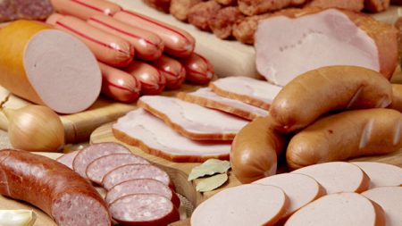 Carne processada causa tanto câncer quanto cigarro e amianto