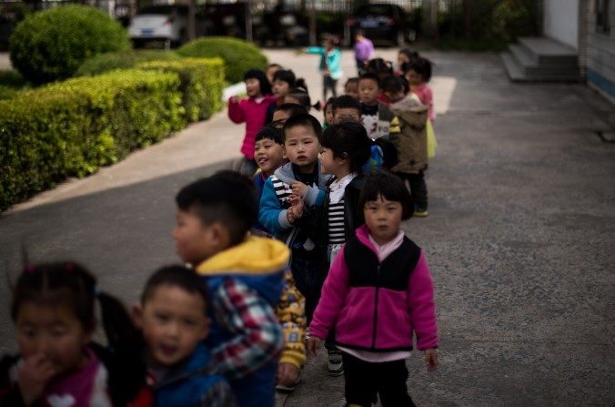 Crianças brincando no pátio de uma escola na província de Jiangsu, em abril de 2015 (JOHANNES EISELE / AFP / Getty Images)