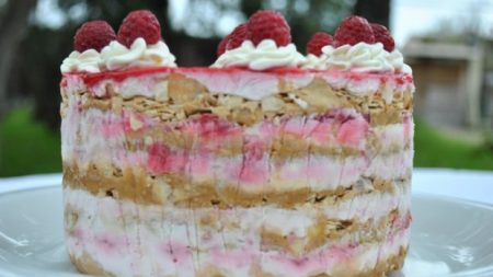 Bolo de merengue recheado com creme de amêndoas e framboesa