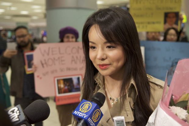 Miss Canadá, Anastasia Lin, retorna ao Canadá depois de uma semana em Hong Kong e concede entrevista a repórteres no Aeroporto Internacional Toronto Pearson. (Matthew Little / Epoch Times)