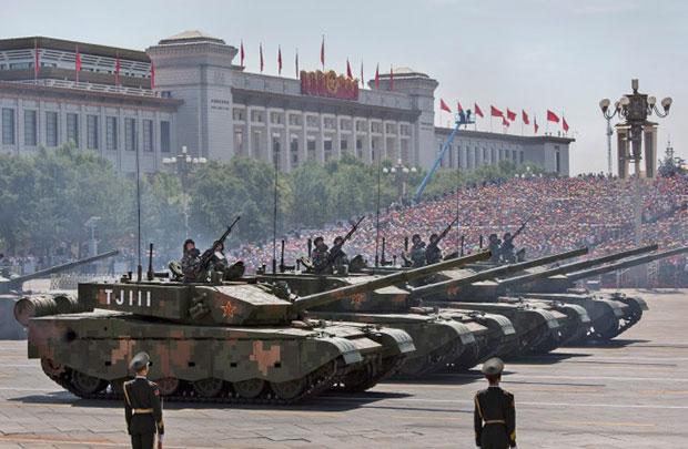 Tanques chineses desfilam em frente da Praça de Tiananmen durante parada militar em Pequim, em 03 de setembro de 2015 (Kevin Frayer / Getty Images)