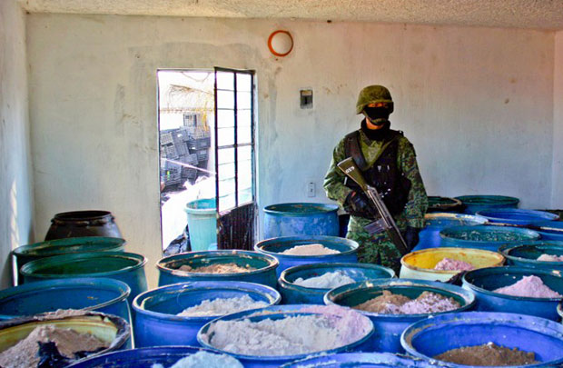 Soldado mexicano dentro de fábrica clandestinas para produção de drogas sintéticas. A China está fornecendo aos cartéis mexicanos os precursores químicos para produção de metanfetamina (Hector Guerrero / AFP / Getty Images)