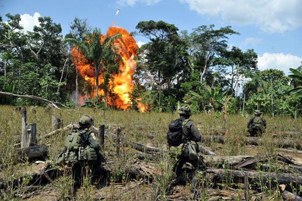 Exército colombiano combatendo as FARC (Guillermo Legaria/AFP/GettyImages)