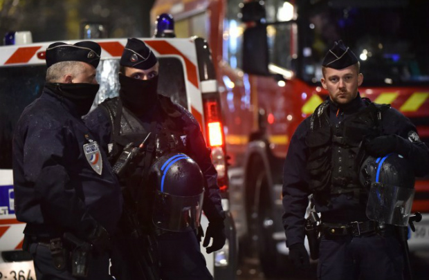 Polícia isolando a área onde homens armados fizeram centenas de reféns na cidade francesa de Roubaix, no dia 24 de novembro de 2015 (Philippe HUGUEN / AFP / Getty Images)