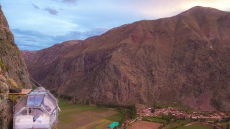 Conheça hotel no Peru onde você pode dormir pendurado em um penhasco